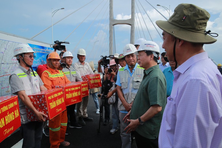 Phó Thủ tướng Trần Hồng Hà kiểm tra hoạt động của trung tâm hành chính công cấp xã tại Vĩnh Long- Ảnh 5.