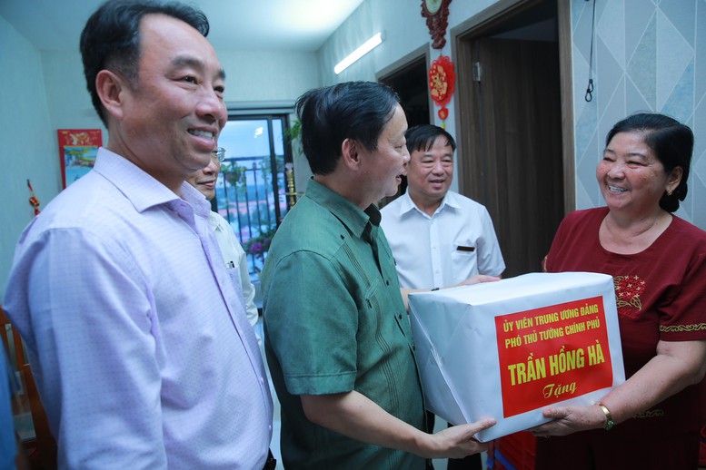 Phó Thủ tướng Trần Hồng Hà kiểm tra hoạt động của trung tâm hành chính công cấp xã tại Vĩnh Long- Ảnh 7.