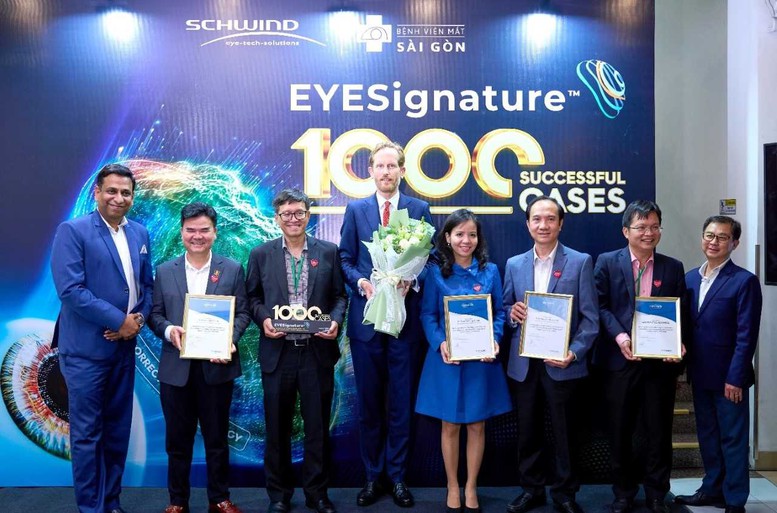 Mắt Sài Gòn cán mốc 1.000 lượt xóa cận cá nhân hóa EYESignature™ - đón tiếp CEO Tập đoàn SCHWIND đến thăm, chúc mừng- Ảnh 1.