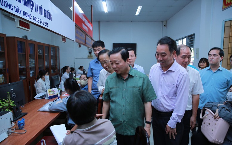 Phó Thủ tướng Trần Hồng Hà kiểm tra hoạt động của trung tâm hành chính công cấp xã tại Vĩnh Long