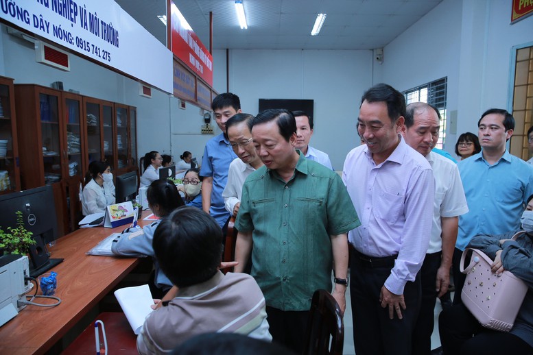 Phó Thủ tướng Trần Hồng Hà kiểm tra hoạt động của trung tâm hành chính công cấp xã tại Vĩnh Long- Ảnh 2.