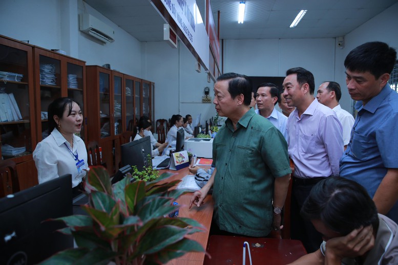 Phó Thủ tướng Trần Hồng Hà kiểm tra hoạt động của trung tâm hành chính công cấp xã tại Vĩnh Long- Ảnh 1.