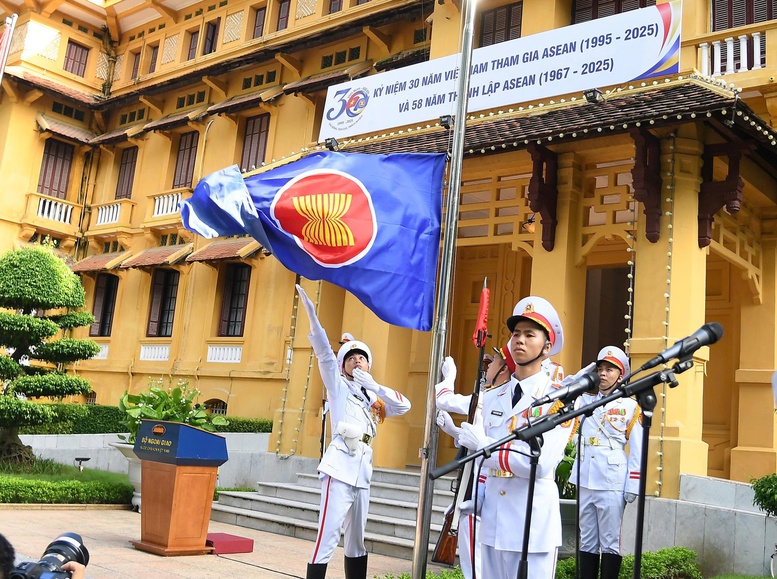 Lễ thượng cờ kỷ niệm 58 năm thành lập ASEAN- Ảnh 1. Lễ thượng cờ kỷ niệm 58 năm thành lập ASEAN- Ảnh 1.