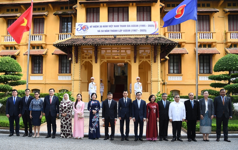 Lễ thượng cờ kỷ niệm 58 năm thành lập ASEAN- Ảnh 4. Lễ thượng cờ kỷ niệm 58 năm thành lập ASEAN- Ảnh 4.