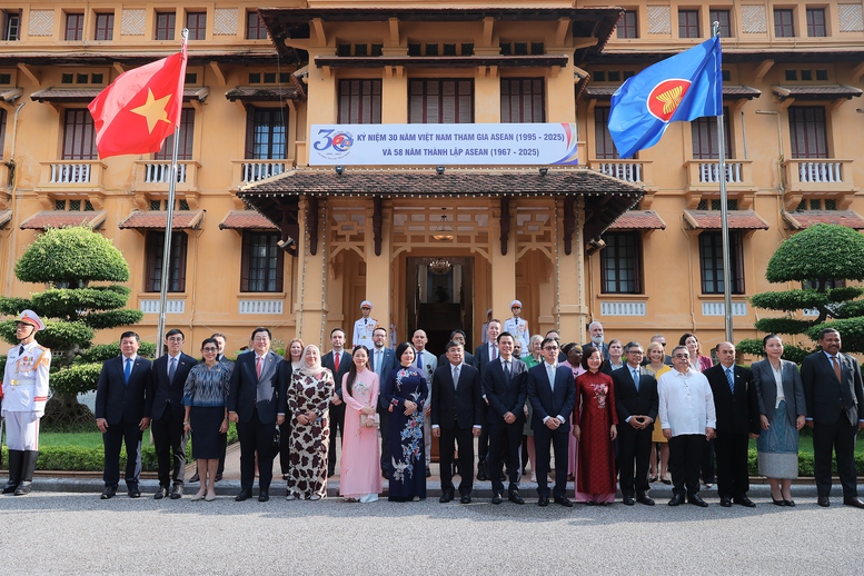 Lễ thượng cờ kỷ niệm 58 năm thành lập ASEAN- Ảnh 5. Lễ thượng cờ kỷ niệm 58 năm thành lập ASEAN- Ảnh 5.