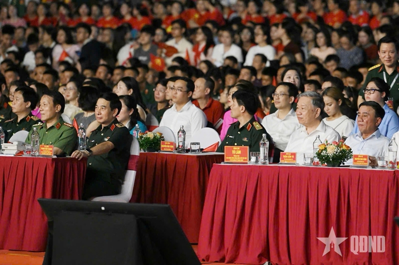 'Dưới cờ vinh quang': Kết nối quá khứ, hiện tại, tương lai trong xúc cảm và tự hào- Ảnh 3.