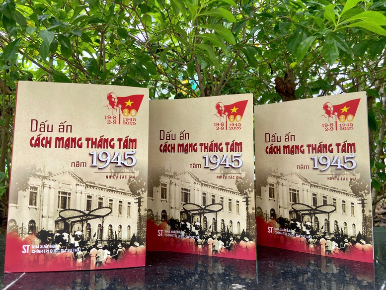 Sống lại những ngày lịch sử qua từng trang sách 'Dấu ấn Cách mạng Tháng Tám năm 1945'- Ảnh 1.