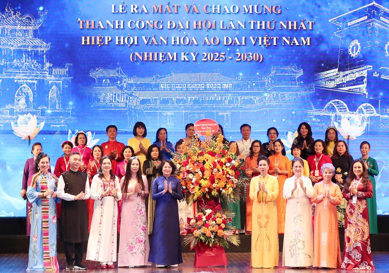 Dấu ấn tôn vinh, lan tỏa giá trị di sản áo dài Việt Nam- Ảnh 1. Dấu ấn tôn vinh, lan tỏa giá trị di sản áo dài Việt Nam- Ảnh 1.