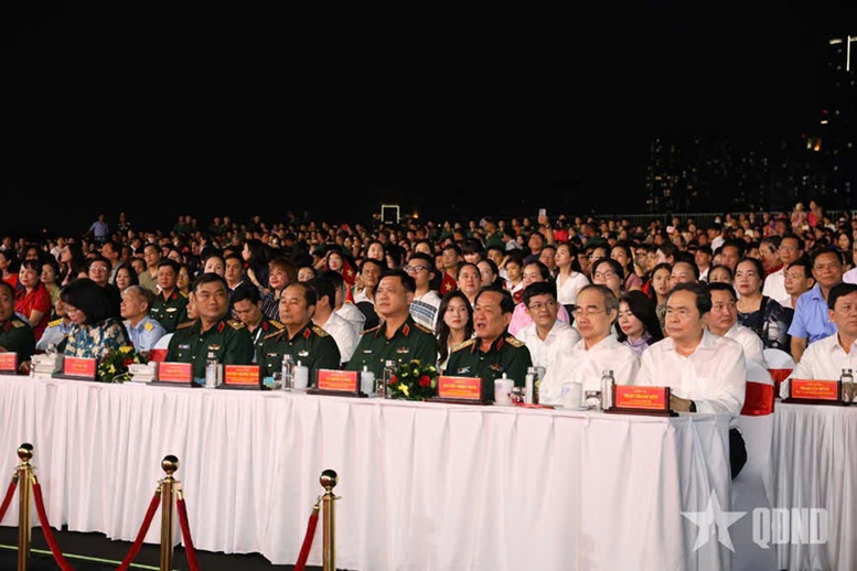 'Dưới cờ vinh quang': Kết nối quá khứ, hiện tại, tương lai trong xúc cảm và tự hào- Ảnh 6.