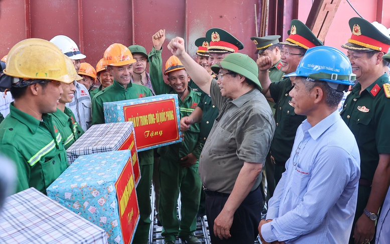 Thủ tướng kiểm tra tiến độ cầu Phong Châu, chỉ đạo triển khai tuyến cao tốc mới tại Phú Thọ
