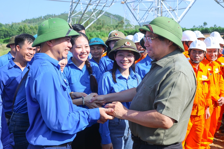 Thủ tướng: Dứt khoát hoàn thành đường dây 500 kV Lào Cai-Vĩnh Yên trong 6 tháng thay vì 2 năm- Ảnh 1.