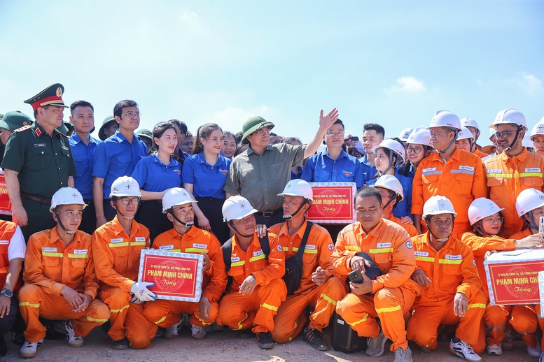 Thủ tướng: Dứt khoát hoàn thành đường dây 500 kV Lào Cai-Vĩnh Yên trong 6 tháng thay vì 2 năm- Ảnh 6.