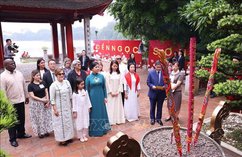 Phu nhân Ngô Phương Ly và Phu nhân Lis Cuesta Peraza tham quan đền Ngọc Sơn- Ảnh 1.