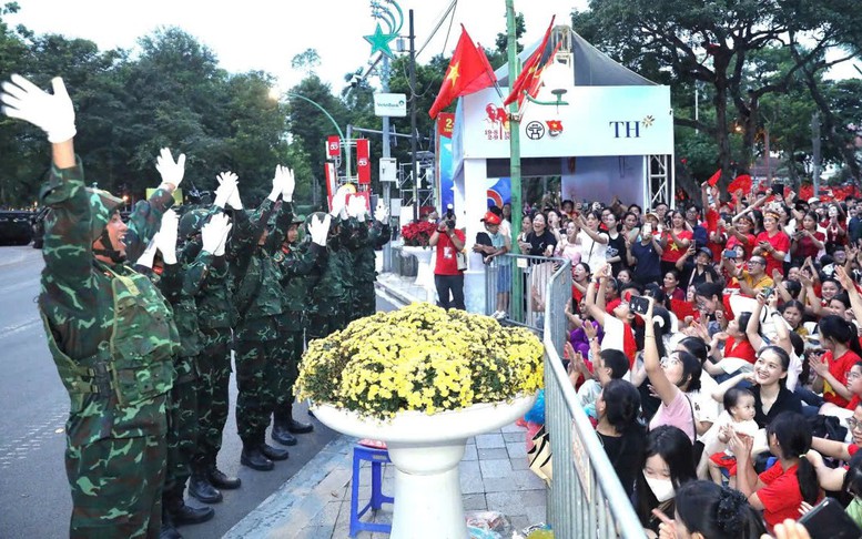 TH true MILK thức xuyên đêm 1/9 tặng sữa, nước cho người dân và các chiến sĩ