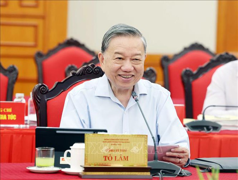 Tổng Bí thư đề nghị Ban Thường vụ Đảng ủy Chính phủ tiếp thu ý kiến của các đồng chí Ủy viên Bộ Chính trị, ý kiến góp ý hợp lý của các ban, bộ, ngành Trung ương để hoàn thiện các văn kiện và phương án nhân sự, tiếp tục chuẩn bị chu đáo để tổ chức thành công Đại hội Đảng bộ nhiệm kỳ 2025-2030 - Ảnh: TTXVN