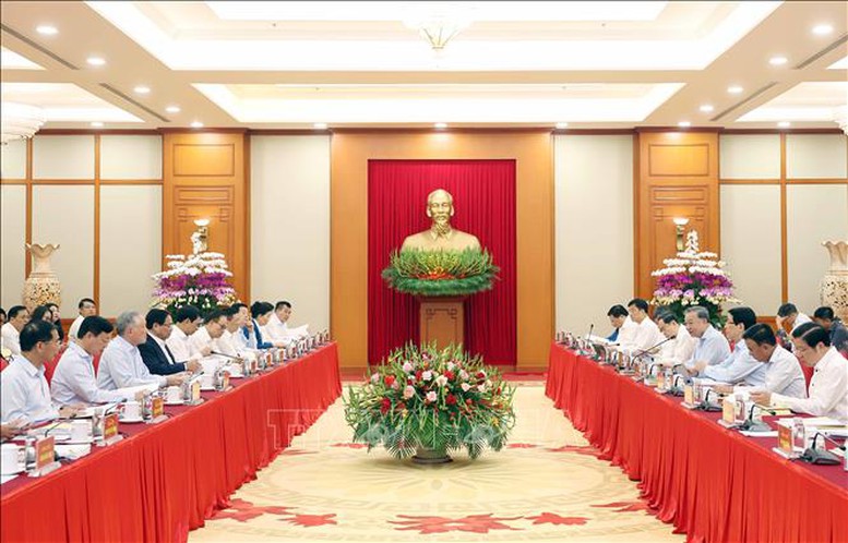 Dưới sự chủ trì của Tổng Bí thư Tô Lâm, Bộ Chính trị đã làm việc với Ban Thường vụ Đảng ủy Chính phủ để cho ý kiến vào dự thảo các văn kiện, phương án nhân sự và công tác chuẩn bị Đại hội đại biểu Đảng bộ Chính phủ lần thứ I, nhiệm kỳ 2025-2030 - Ảnh: TTXVN