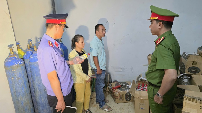 Triệt phá cơ sở sản xuất giấm giả, mỗi ngày tung ra thị trường hơn 1.000 lít- Ảnh 3.