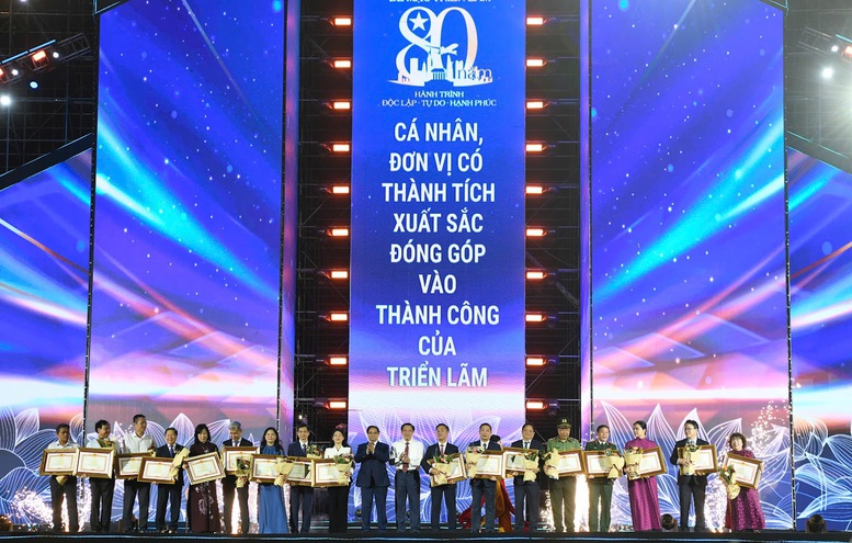 Thủ tướng Phạm Minh Chính và các đồng chí lãnh đạo Đảng, Nhà nước trao Bằng khen của Thủ tướng Chính phủ cho 36 tập thể có thành tích xuất sắc; trao thưởng, chúc mừng các đơn vị đạt giải 