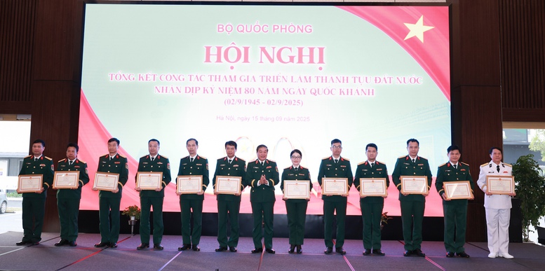 Khu trưng bày của Bộ Quốc phòng tại Triển lãm thành tựu đất nước thu hút 6,6 triệu lượt khách tham quan - Ảnh 1.