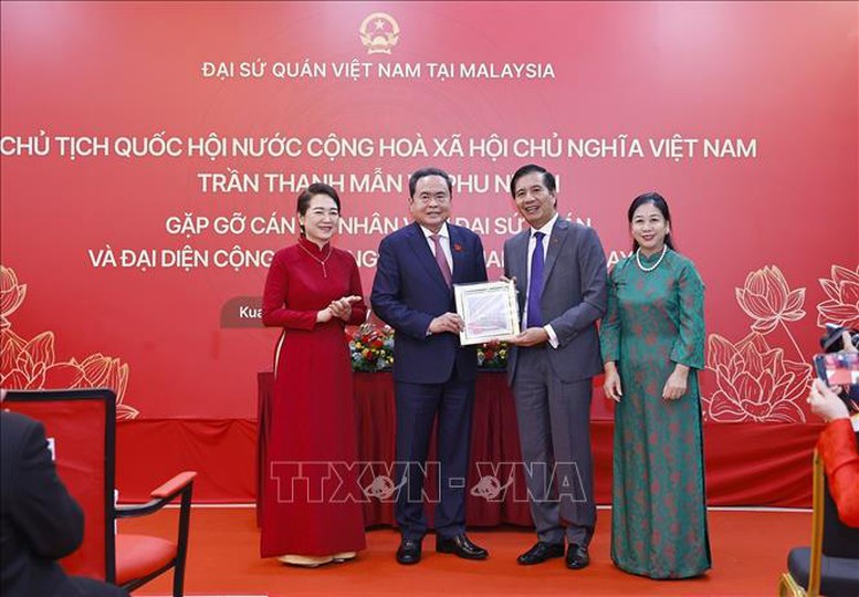 Chủ tịch Quốc hội gặp gỡ cộng đồng người Việt Nam tại Malaysia- Ảnh 6.