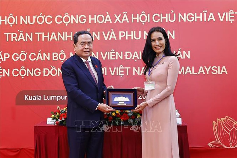Chủ tịch Quốc hội gặp gỡ cộng đồng người Việt Nam tại Malaysia- Ảnh 7.