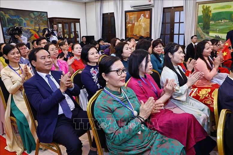 Chủ tịch Quốc hội gặp gỡ cộng đồng người Việt Nam tại Malaysia- Ảnh 5.