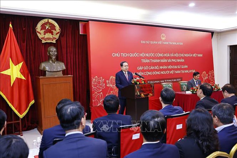 Chủ tịch Quốc hội gặp gỡ cộng đồng người Việt Nam tại Malaysia- Ảnh 3.