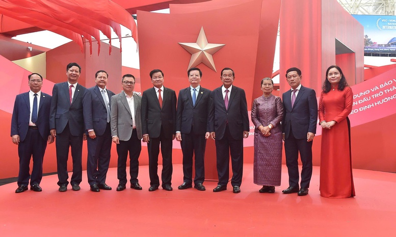 Tổng Bí thư, Chủ tịch nước Lào Thongloun Sisoulith và Chủ tịch Thượng viện Campuchia Hun Sen tham quan Triển lãm thành tựu đất nước- Ảnh 4.