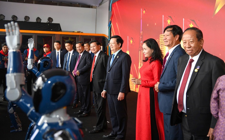 Tổng Bí thư, Chủ tịch nước Lào Thongloun Sisoulith và Chủ tịch Thượng viện Campuchia Hun Sen tham quan Triển lãm thành tựu đất nước