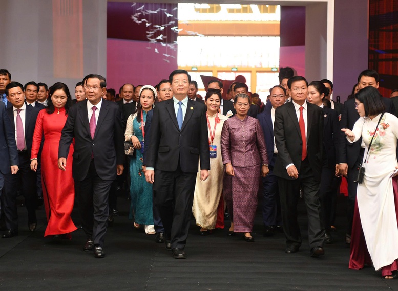 Tổng Bí thư, Chủ tịch nước Lào Thongloun Sisoulith và Chủ tịch Thượng viện Campuchia Hun Sen tham quan Triển lãm thành tựu đất nước- Ảnh 1.