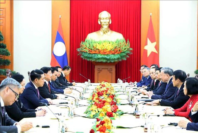 Tổng Bí thư Tô Lâm hội kiến Tổng Bí thư, Chủ tịch nước Lào Thongloun Sisoulith- Ảnh 2. Hai nhà lãnh đạo đã trao đổi tin cậy, chân thành và thẳng thắn về định hướng, biện pháp thúc đẩy các lĩnh vực hợp tác - Ảnh: TTXVN