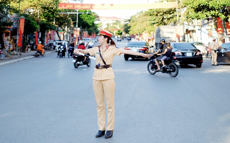 Đang điều tiết giao thông, CSGT tránh dừng xe để kiểm soát, xử lý vi phạm- Ảnh 1.