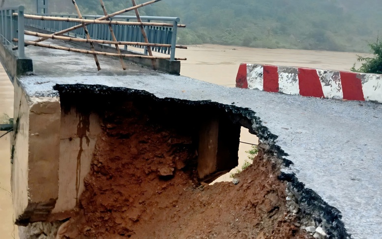 Kiên quyết cấm phương tiện đi qua đoạn đường nguy cơ sạt lở cao