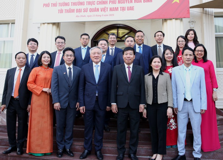 Phó Thủ tướng Thường trực Chính phủ Nguyễn Hòa Bình thăm Đại sứ quán Việt Nam tại UAE- Ảnh 2. Phó Thủ tướng Thường trực Chính phủ Nguyễn Hòa Bình thăm Đại sứ quán Việt Nam tại UAE- Ảnh 2.