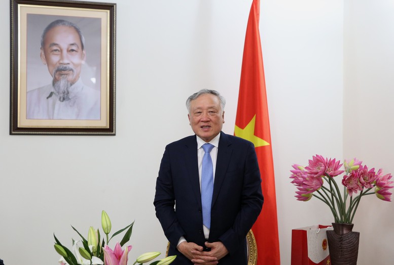 Phó Thủ tướng Thường trực Chính phủ Nguyễn Hòa Bình thăm Đại sứ quán Việt Nam tại UAE- Ảnh 1. Phó Thủ tướng Thường trực Chính phủ Nguyễn Hòa Bình thăm Đại sứ quán Việt Nam tại UAE- Ảnh 1.