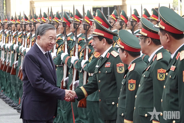 Tổng Bí thư Tô Lâm nêu rõ, để hoàn thành xuất sắc nhiệm vụ trong tình hình mới, đòi hỏi Đảng bộ Quân đội và toàn quân phải không ngừng nâng cao năng lực lãnh đạo, sức chiến đấu, kiên định và thực hiện nghiêm nguyên tắc Đảng lãnh đạo tuyệt đối, trực tiếp về mọi mặt đối với Quân đội.