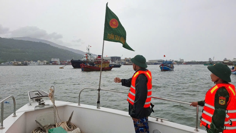 Miền Trung khẩn trương hướng dẫn tàu thuyền tránh trú, ứng phó siêu bão Ragasa- Ảnh 2.