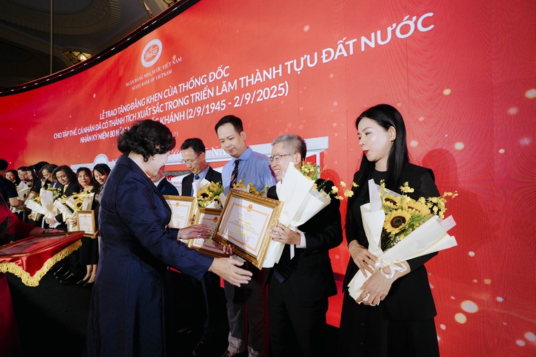 OCB vinh dự nhận bằng khen tham gia Triển lãm Thành tựu đất nước- Ảnh 1.