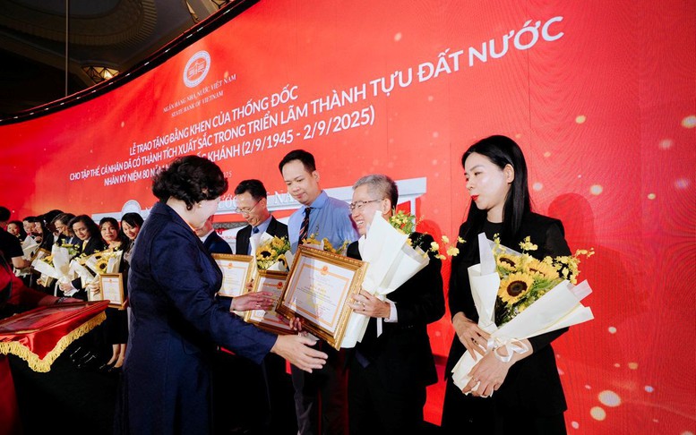 OCB vinh dự nhận Bằng khen tham gia Triển lãm Thành tựu đất nước