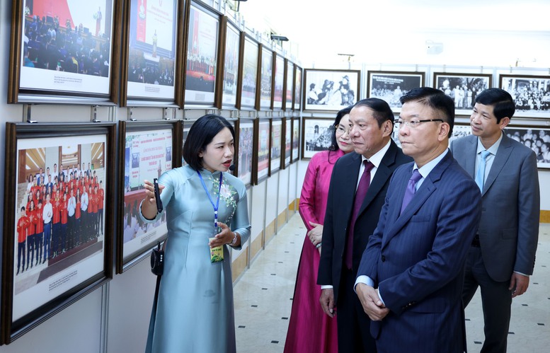 Phó Thủ tướng tham quan khu trưng bày của Đại hội - Ảnh: VGP/Đức Tuân