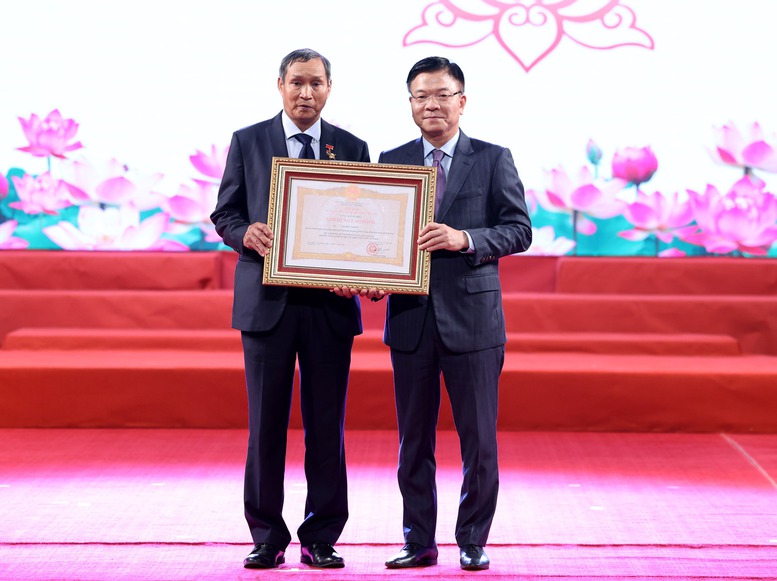 Phó Thủ tướng Lê Thành Long trao danh hiệu Anh hùng Lao động cho ông Mai Đức Chung, nguyên Huấn luyện viên trưởng Đội tuyển Bóng đá nữ quốc gia Việt Nam - Ảnh: VGP/Đức Tuân