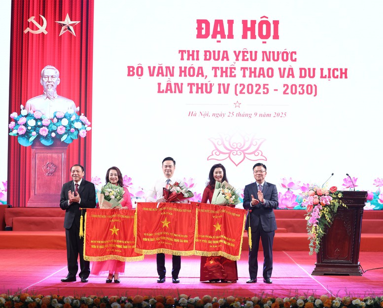 Phó Thủ tướng trao Cờ thi đua của Chính phủ năm 2024 cho 3 tập thể thuộc Bộ Văn hóa, Thể thao và Du lịch - Ảnh: VGP/Đức Tuân
