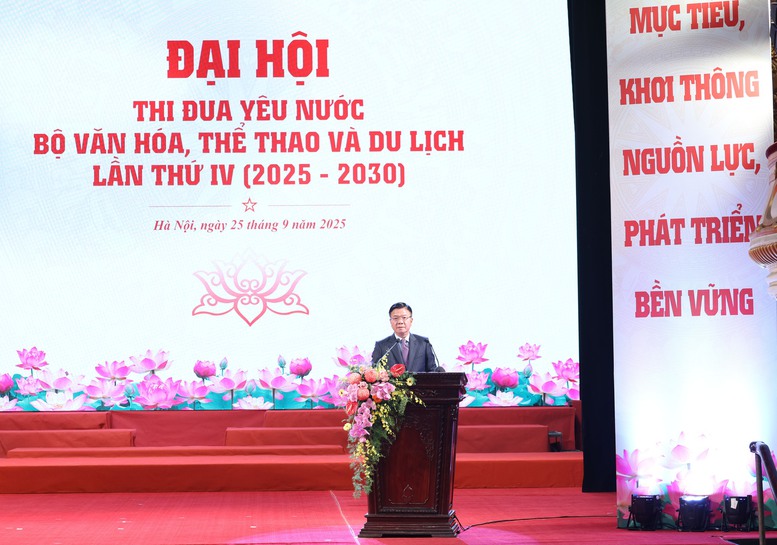 Phó Thủ tướng Lê Thành Long mong muốn và tin tưởng toàn thể cán bộ, công chức, viên chức, văn nghệ sĩ, những người làm công tác văn hóa, thể thao và du lịch sẽ phát huy mạnh mẽ hơn nữa truyền thống tốt đẹp và những kết quả đạt được - Ảnh: VGP/Đức Tuân