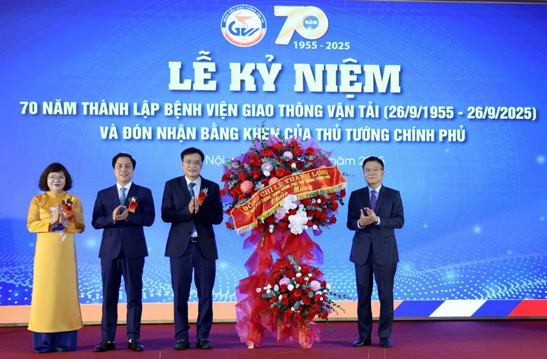Bệnh viện GTVT nhận Bằng khen của Thủ tướng về ứng dụng phương pháp tán sỏi thận- Ảnh 2.