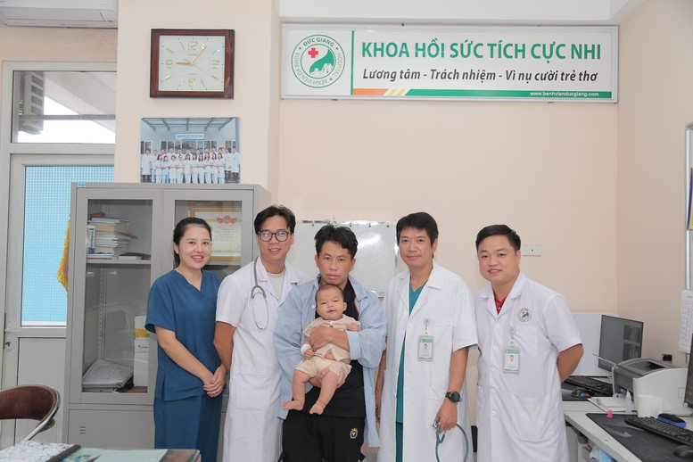 Lọc máu 13 ngày liên tục, hồi sinh bé trai người Mông 5 tháng tuổi- Ảnh 1.