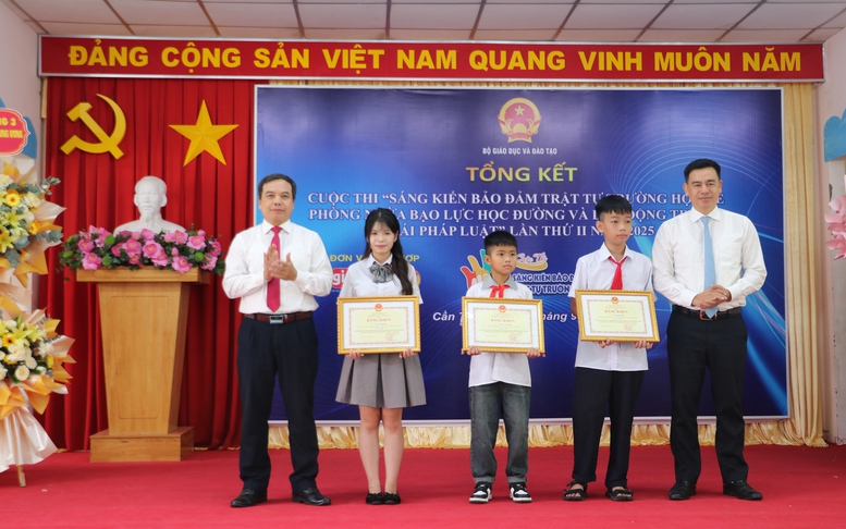 Trao giải 'Sáng kiến bảo đảm trật tự trường học về phòng ngừa bạo lực học đường'