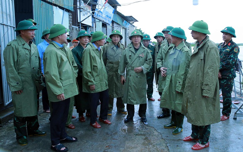 Phó Thủ tướng Trần Hồng Hà kiểm tra công tác ứng phó bão số 10 tại Nghệ An- Ảnh 2.