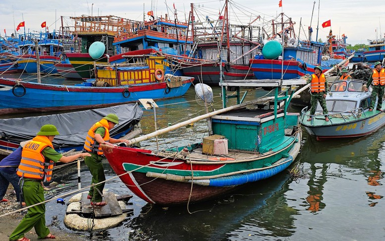 Hơn 100 chuyến bay bị ảnh hưởng do bão số 10