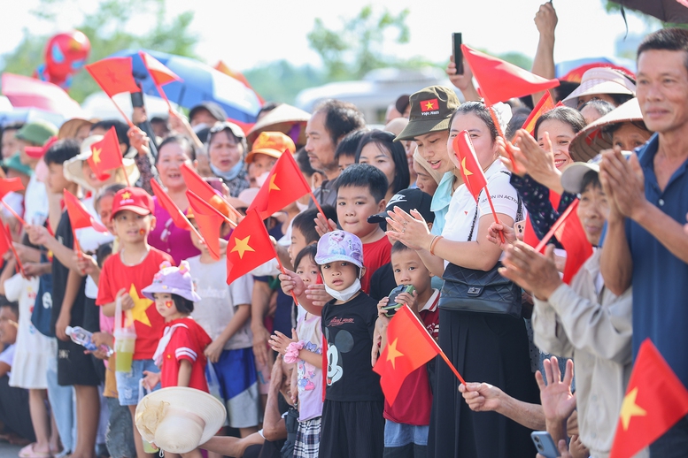 Thủ tướng: Khai thác cầu Phong Châu mới 'xứng đáng với mong mỏi và những giọt nước mắt của người dân'- Ảnh 11.