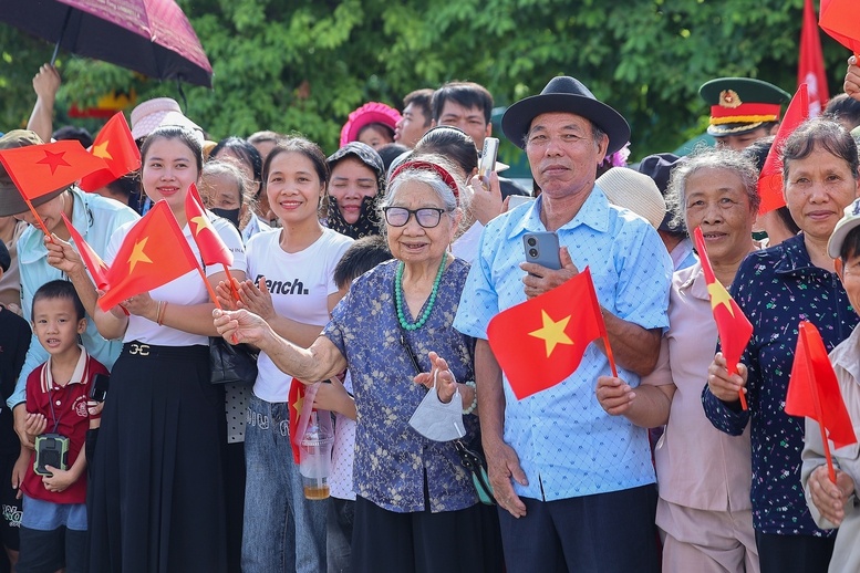 Thủ tướng: Khai thác cầu Phong Châu mới 'xứng đáng với mong mỏi và những giọt nước mắt của người dân'- Ảnh 10.